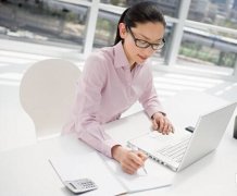 久坐不怕，一分鐘減肥小動作教會你